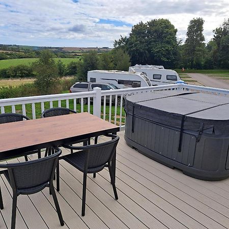 Our Kingfisher 34-4 Persons With Private Hot Tub-Pet Friendly-Tranquil Holiday Away From It All Yet Not Far From St Austell- The Holiday Home Has Two Bedrooms, Living And Dining Area, Equipped Kitchen-Decking-Outdoor Furniture-Fishing Lakes-Perfect Grampound Exterior foto
