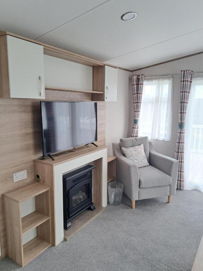 Our Kingfisher 34-4 Persons With Private Hot Tub-Pet Friendly-Tranquil Holiday Away From It All Yet Not Far From St Austell- The Holiday Home Has Two Bedrooms, Living And Dining Area, Equipped Kitchen-Decking-Outdoor Furniture-Fishing Lakes-Perfect Grampound Exterior foto