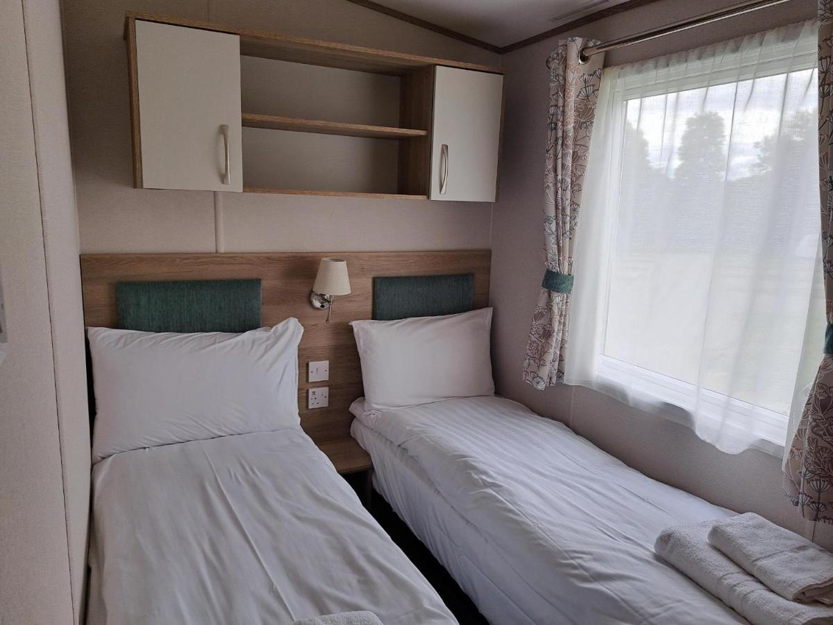 Our Kingfisher 34-4 Persons With Private Hot Tub-Pet Friendly-Tranquil Holiday Away From It All Yet Not Far From St Austell- The Holiday Home Has Two Bedrooms, Living And Dining Area, Equipped Kitchen-Decking-Outdoor Furniture-Fishing Lakes-Perfect Grampound Exterior foto