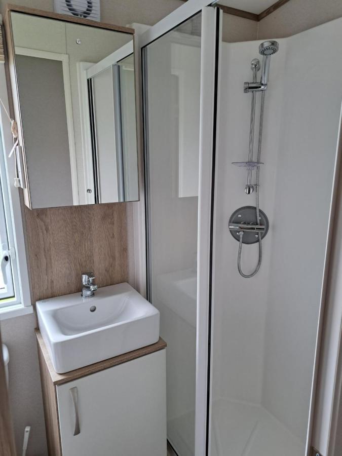 Our Kingfisher 34-4 Persons With Private Hot Tub-Pet Friendly-Tranquil Holiday Away From It All Yet Not Far From St Austell- The Holiday Home Has Two Bedrooms, Living And Dining Area, Equipped Kitchen-Decking-Outdoor Furniture-Fishing Lakes-Perfect Grampound Exterior foto