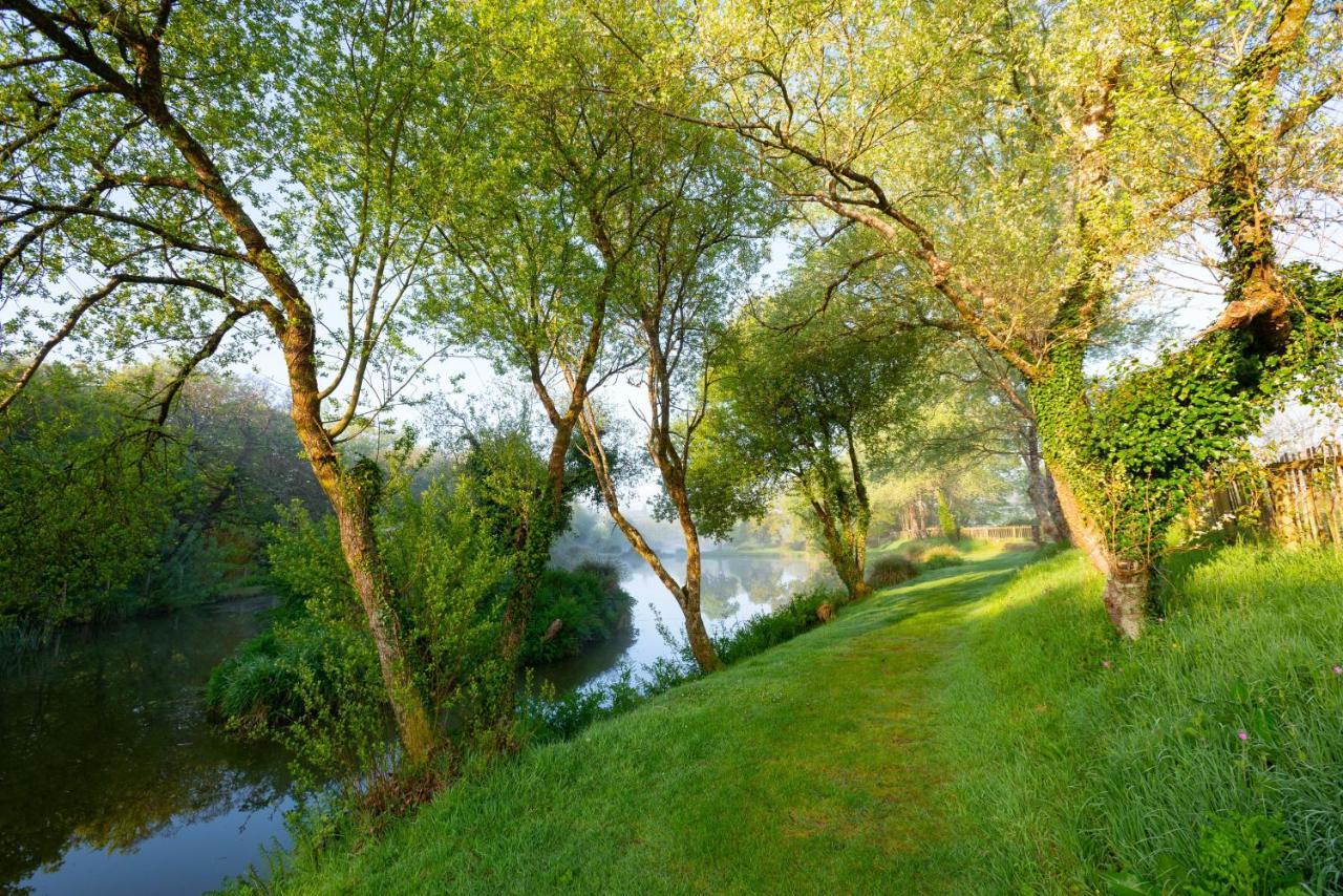Our Kingfisher 34-4 Persons With Private Hot Tub-Pet Friendly-Tranquil Holiday Away From It All Yet Not Far From St Austell- The Holiday Home Has Two Bedrooms, Living And Dining Area, Equipped Kitchen-Decking-Outdoor Furniture-Fishing Lakes-Perfect Grampound Exterior foto